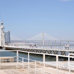 На заднем плане-мост и башня Вашку-да-Гама.