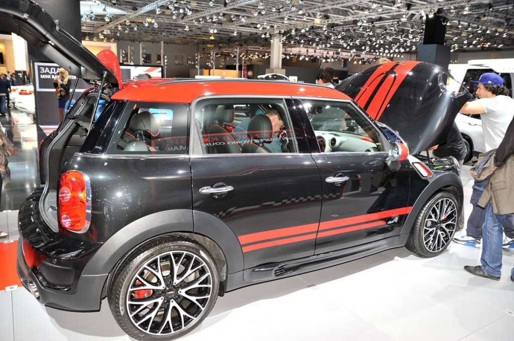 JCW COUNTRYMAN вид сбоку
