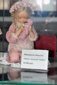 Бонни с куклой Тедди