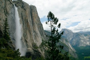 Водопад Йосемити в направлении долины