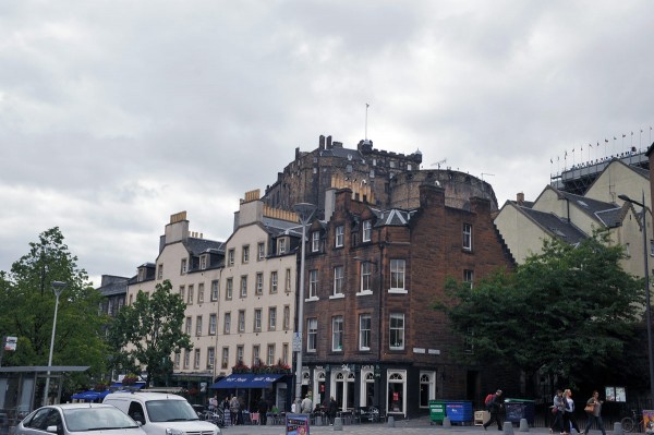 На заднем плане Эдинбургский замок