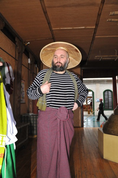 Традиционный бирманский костюм