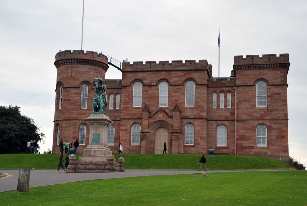 Памятник Флоре Макдональд на фоне Инвернесского замка
