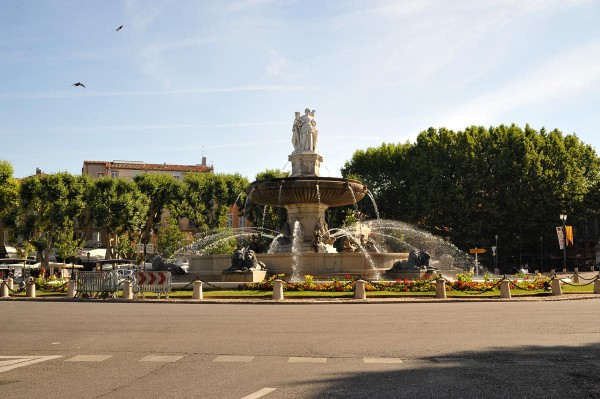Центральная площадь города с фонтаном-ротондой