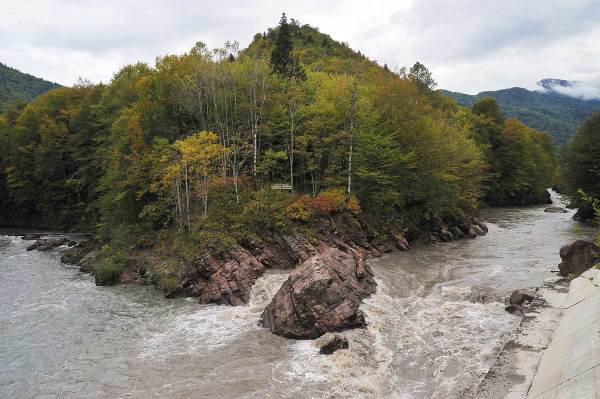 Слияние рек Белой и Киши -Топоров водопад