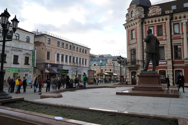 Памятник Шаляпину на ул. Профсоюзной