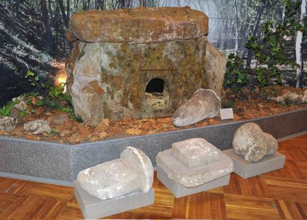 Национальный музей республики Адыгея -2-5 Дольмен