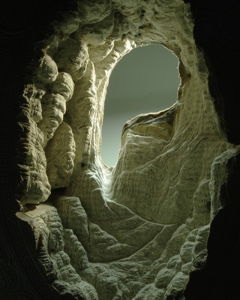 Пещера внутри старой книги