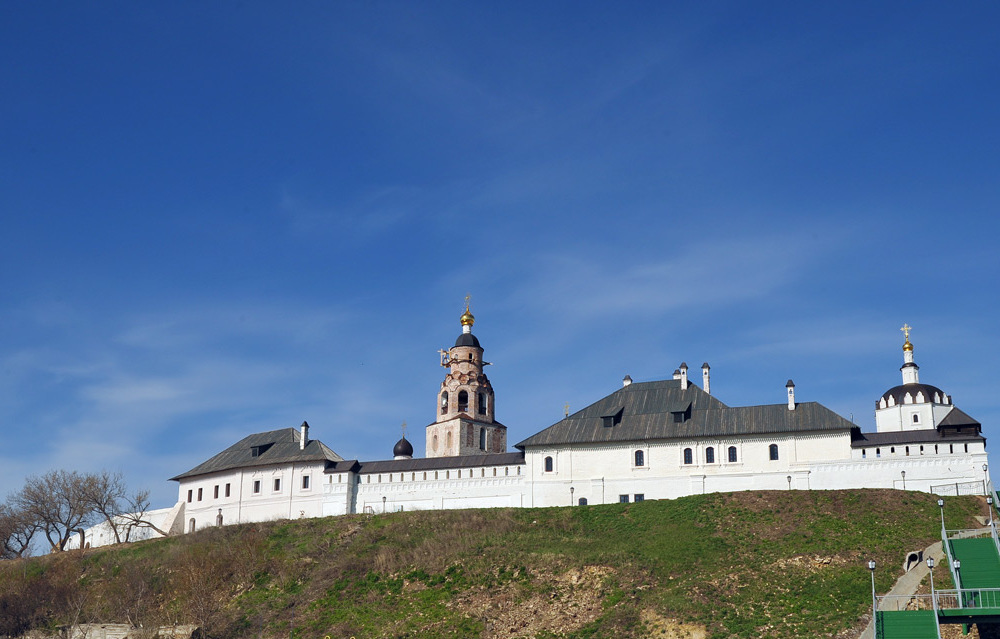Вид с берега на Успенский монастырь