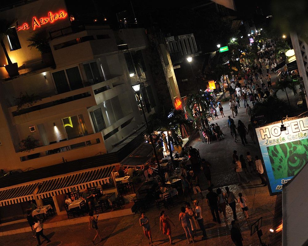 Вид на ночную Calle Quinta Avenida-4