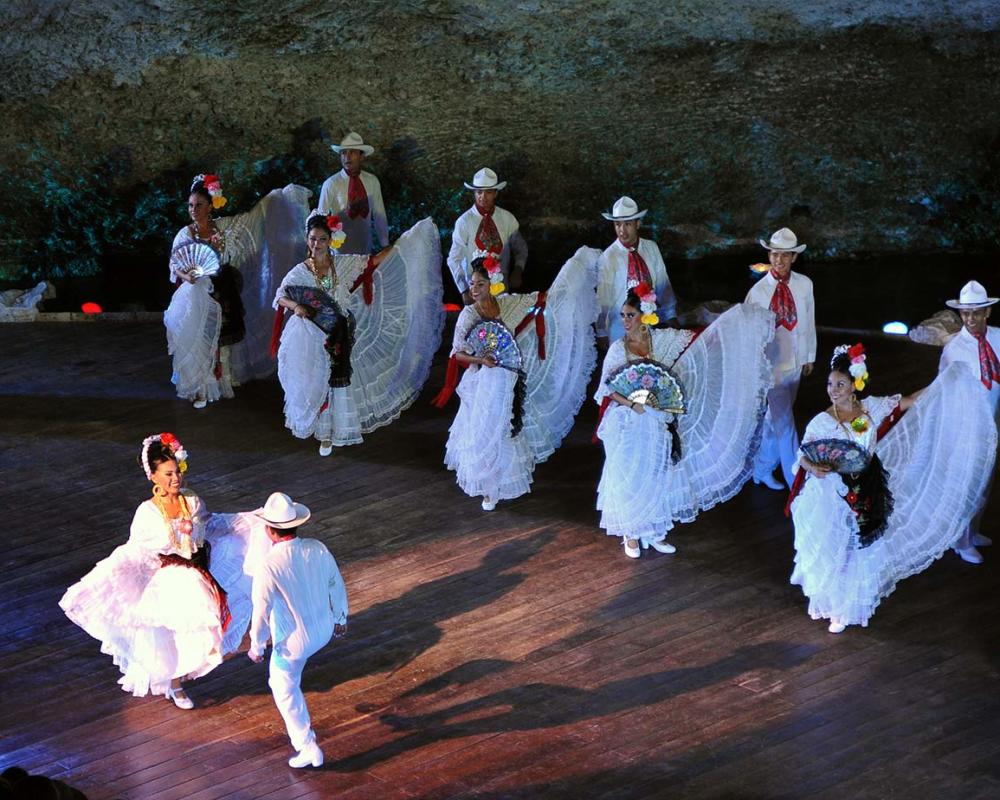 Театрализованное представление в парке Шкарет Мексика-12