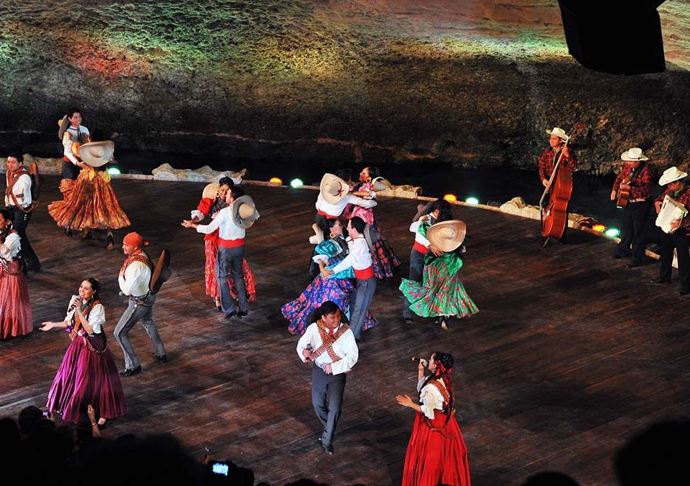Театрализованное представление в парке Шкарет Мексика-13