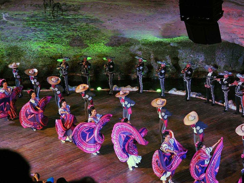 Театрализованное представление в парке Шкарет Мексика-16