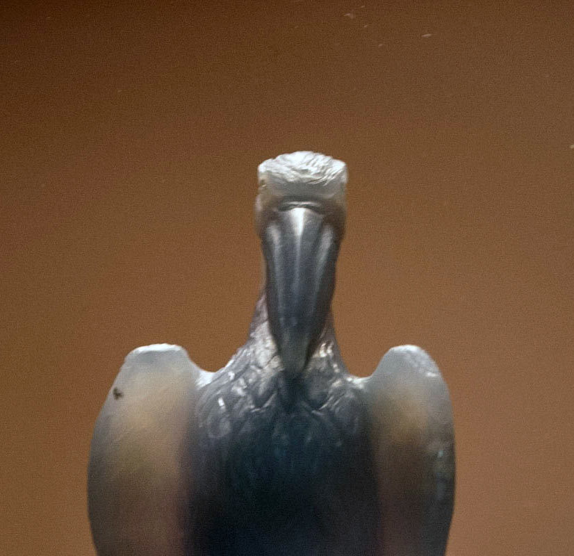 Фигурка пеликана из агата