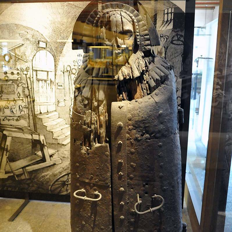Музей криминалистики средневековья-2-7 Металлическая фигура для длительной пытки