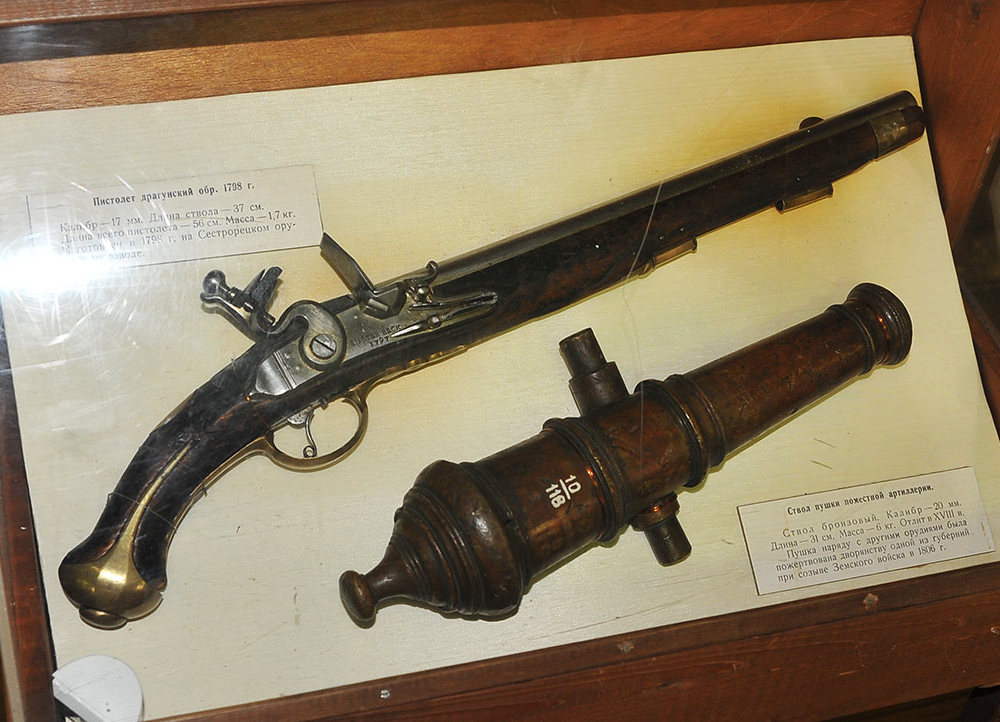 Пушка поместной артиллерии и драгунский пистолет