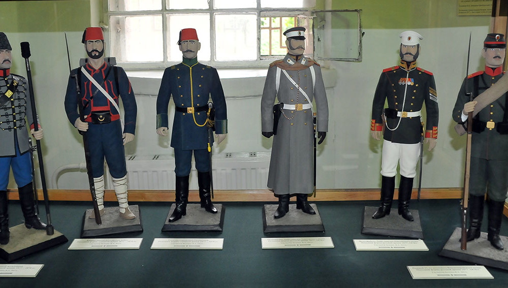 Походная форма турецкой армии 1877-78 гг.(слева) походная форма русской армии 1877-78 гг(справа)