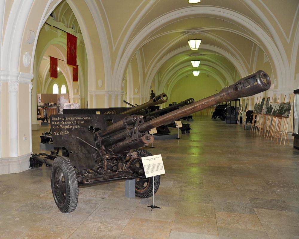 76-мм пушка образца 1942 г. Расчет погиб в бою.