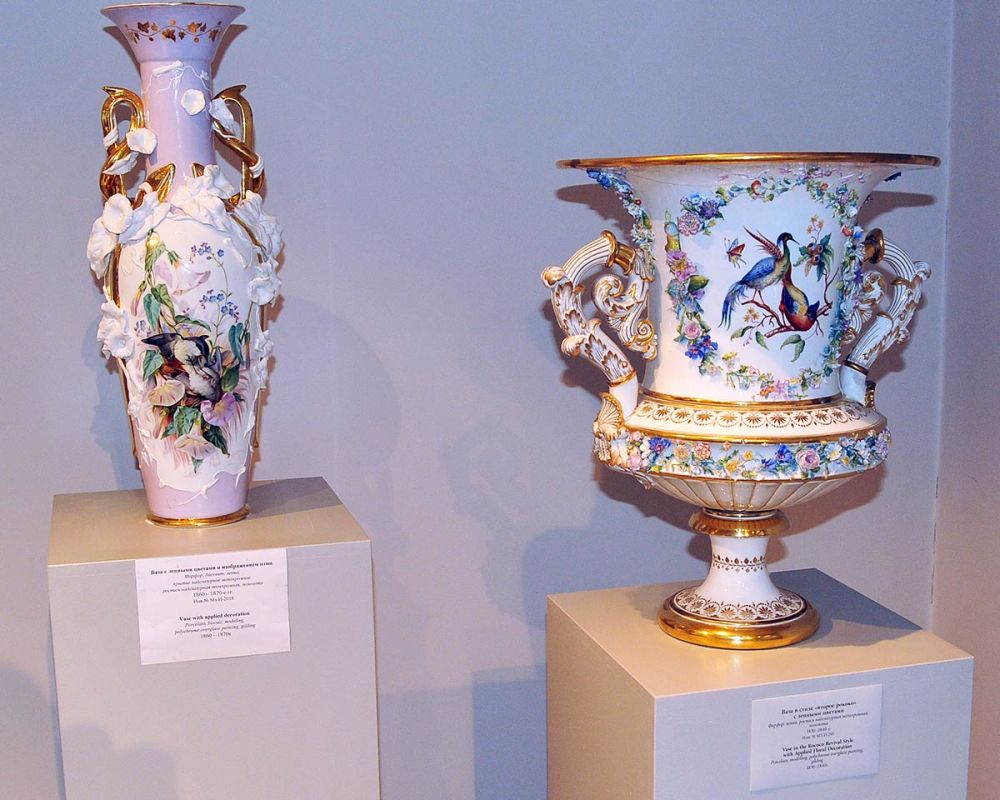 Ваза с цветами и птицами, ваза в стиле "Второе рококо" с лепными цветами.