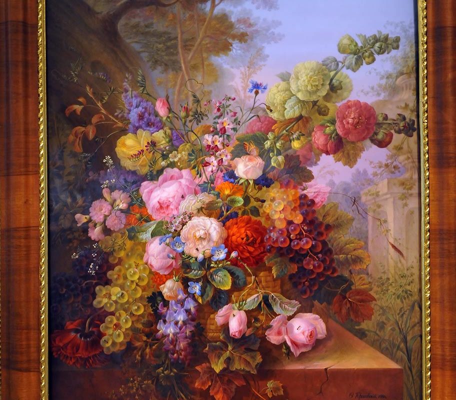 Ваза с изображением цветов и фруктов.