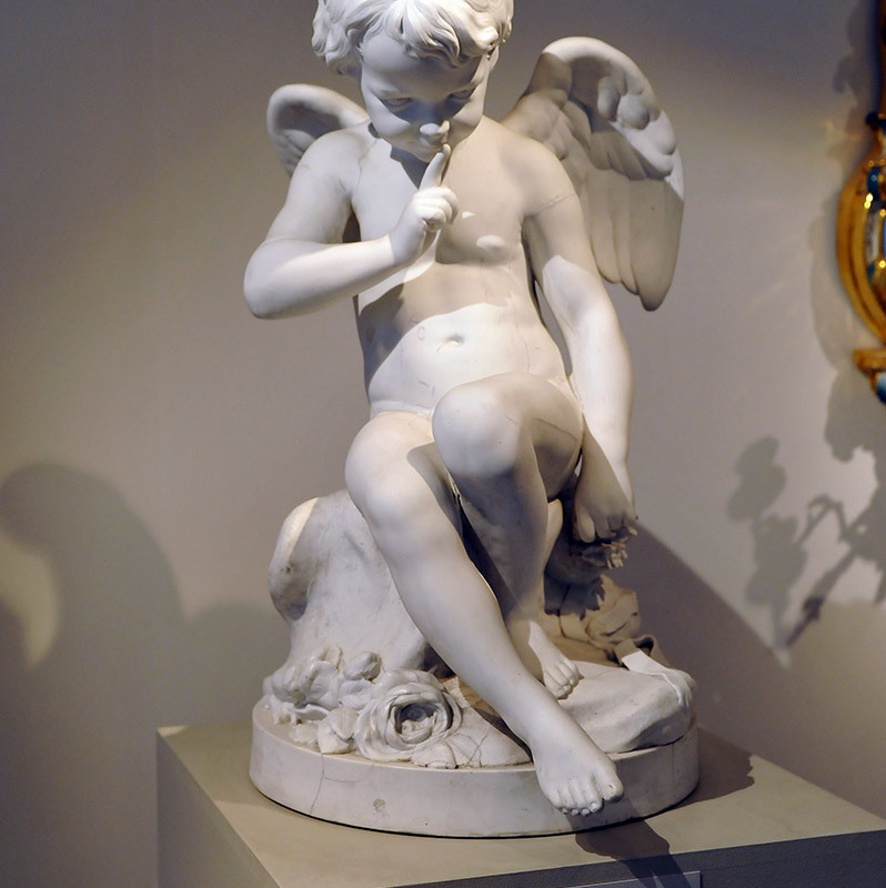 Скульптура "амур грозящий"