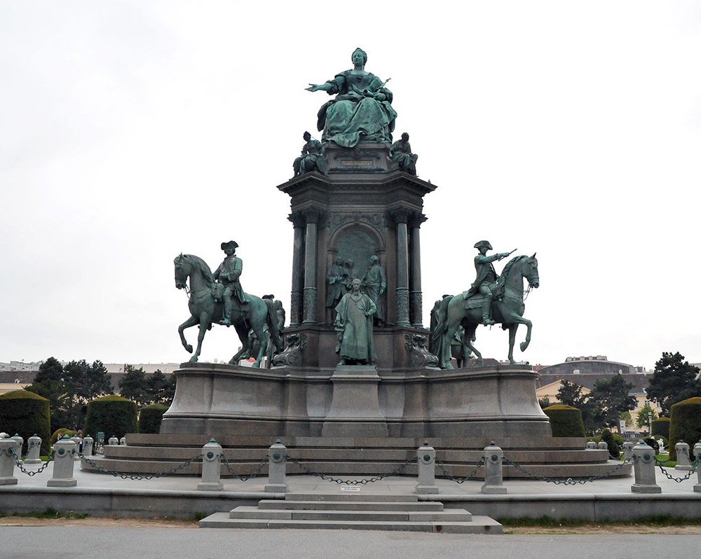 Монумент императрицы Марии Терезии-1
