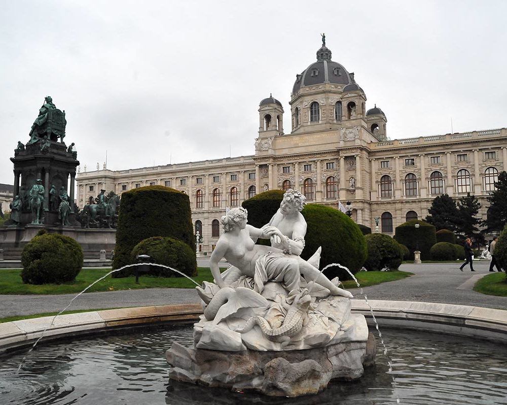 Фонтан Tritonen- und Najadenbrunnen на площади Марии Терезии-1