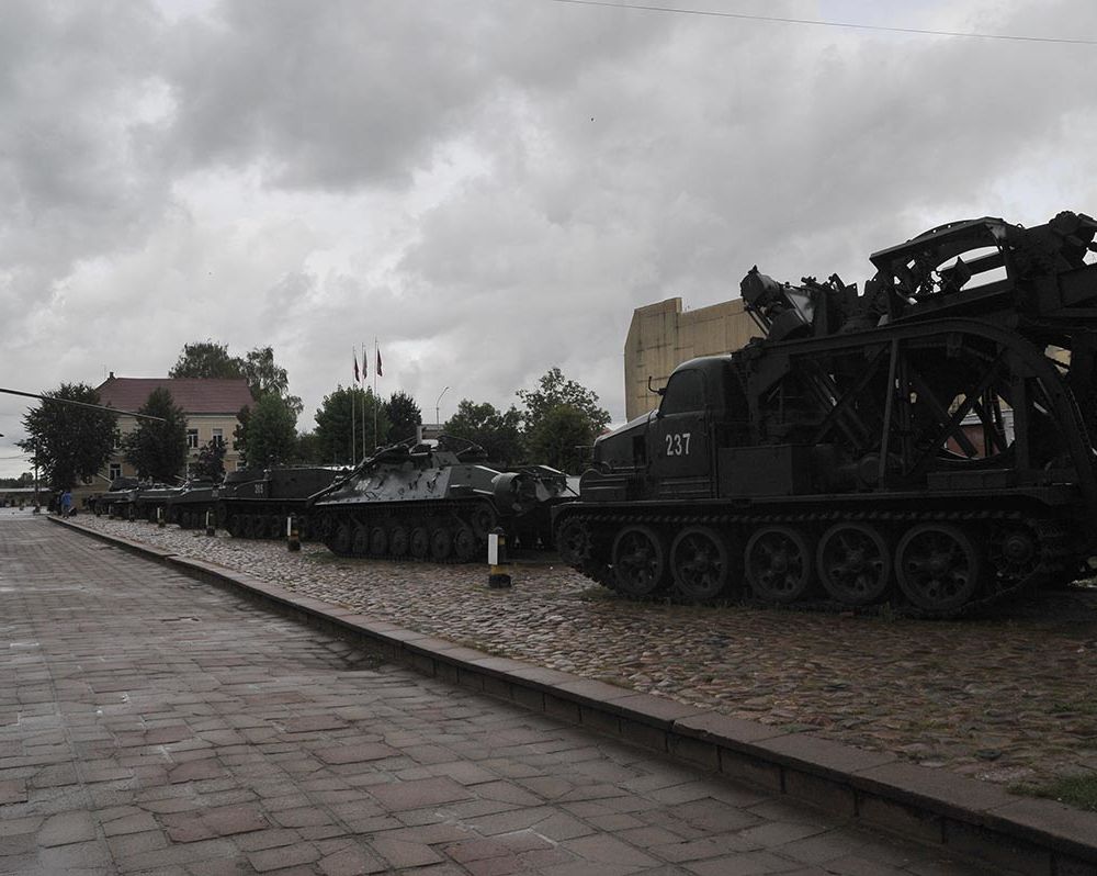 Экспозиция военной техники недалеко от набережной Немана-4