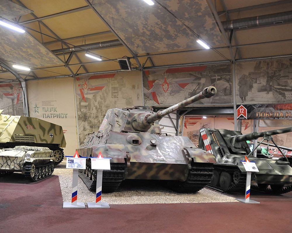 Немецкий тяжелый танк Pz. Kpfw.VIB "TigerII"