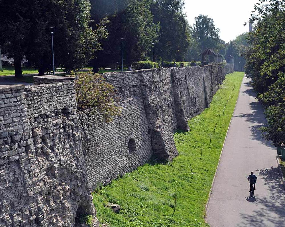 Остатки нижней части крепостной стены
