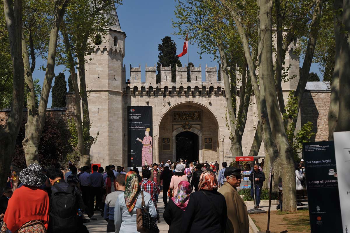 Холоп 2 дворец где. Дворец Топкапы ворота приветствия. Топхане Стамбул дворец. Съемки великолепного века в Топкапы.