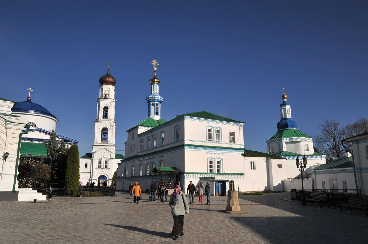 Монастыри казани. Г.Казань Раифский монастырь. Раевский монастырь г. Казань. Рафаилов монастырь Казань. Софийская Церковь Раифского монастыря.