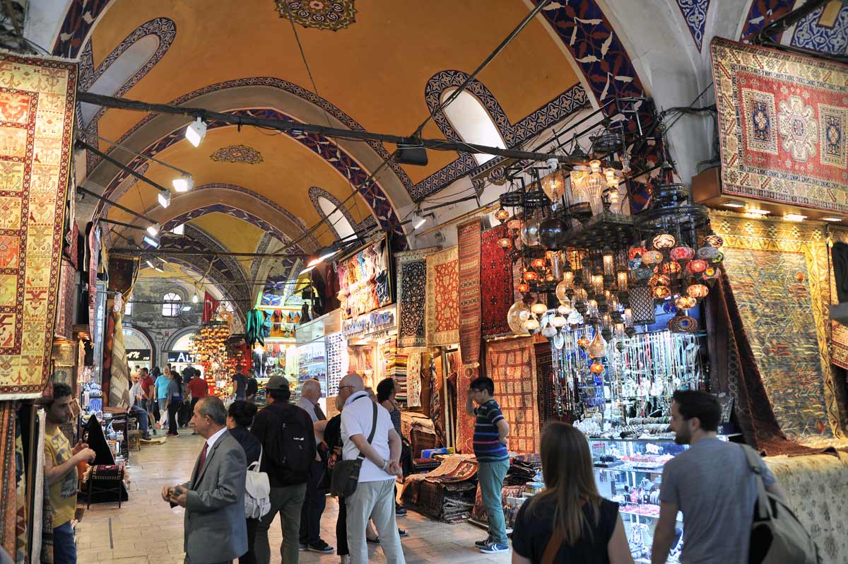 Обмен в стамбуле. Базар Капалы Чарши Стамбул. Гранд базар Стамбул. Рынок в Стамбуле Гранд базар. Гранд базар Стамбул ворота Баязит.